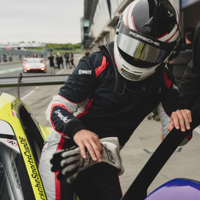 Rückblick auf das Rennen in Oschersleben 😎

Im August waren wir mit dem @porsche_sports_cup_deutschland auf der @motorsport_arena_oschersleben unterwegs 🔥

Was für ein erlebnisreiches Wochenende! 

#porschecarreracup #porschemotorsport #porschecarreragt #racingcars #porschegt3 #motorsport #rennsport #racedata